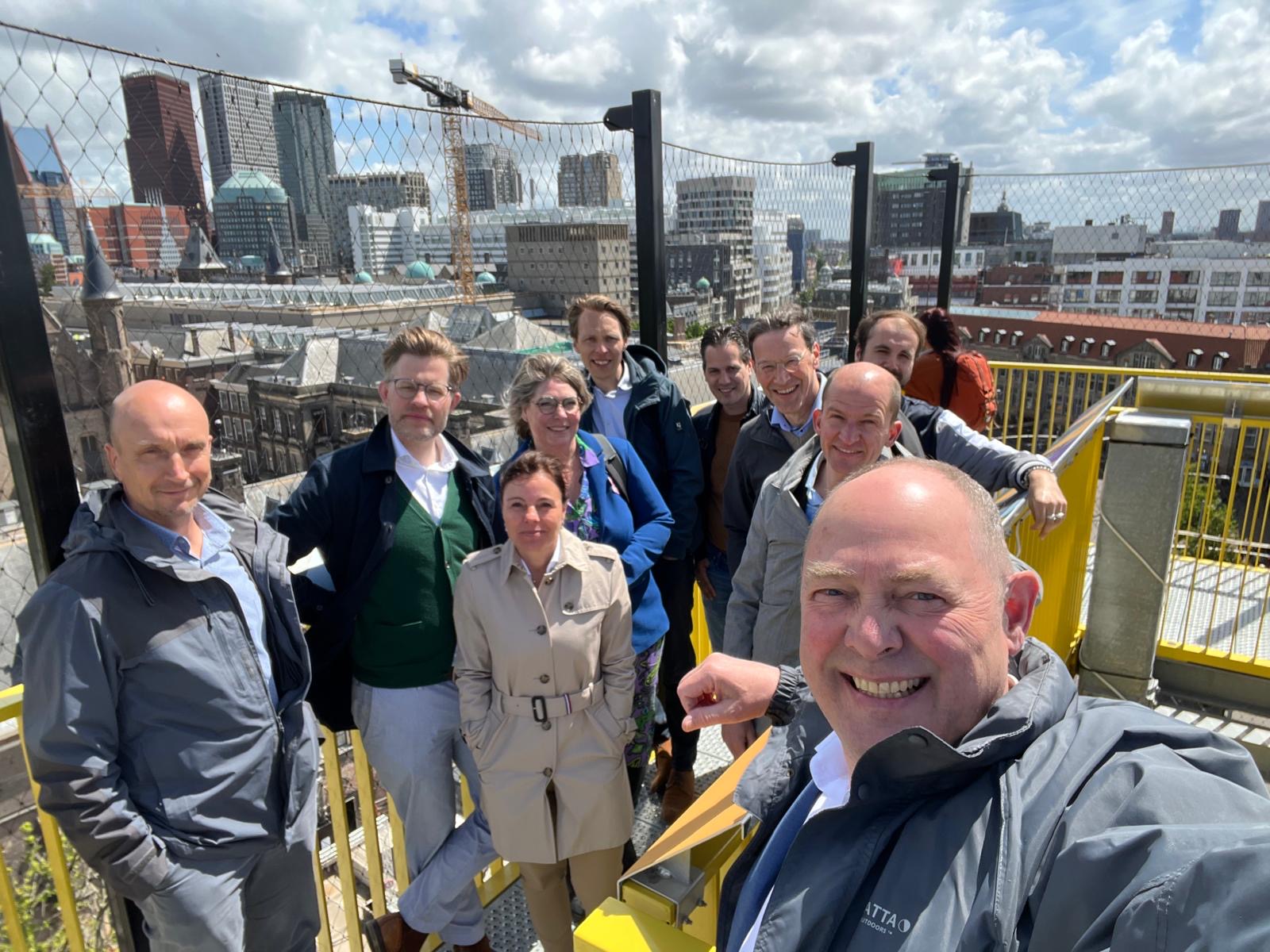 Netwerk Portefeuillemanagers tijdens de pauze op de trappen in Den Haag